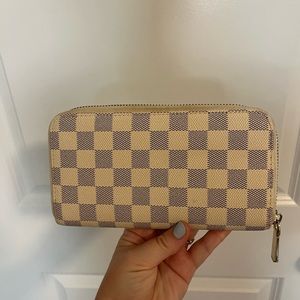 Gray and white checkered wallet